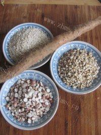 诱人的山药薏米芡实粥做法图解1)