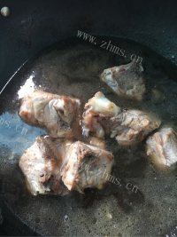 美味的脊骨白菜炖粉条做法图解3)