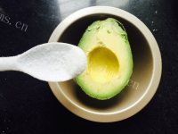 美味的黑椒芝士牛油果做法图解2)