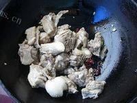 味道不错的小鸡炖蘑菇的做法图解五