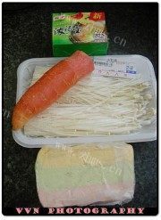美味的金菇五彩豆腐牛肉煲做法图解1)
