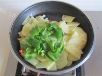 青椒炒土豆片做法图解5)