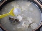 美味的鱼头鱼尾豆腐汤做法图解10)