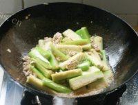 家常菜肉末炒丝瓜做法图解4)