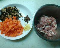 色泽不错的香菇肉酱拌面做法图解2)