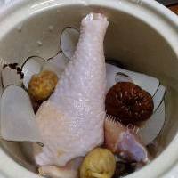 美味海底椰无花果香菇炖鸡的做法图解三