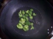 西兰花炒土豆块做法图解2)