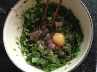 美味的肉饼鸡蛋生菜汉堡做法图解8)