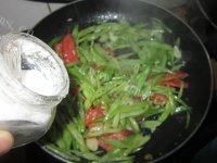 家常菜番茄炒豆角做法图解10)
