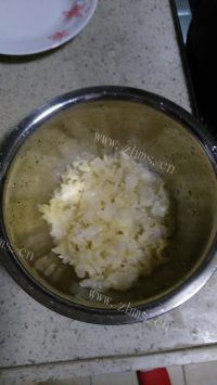 美味的桃胶银耳羹做法图解4)