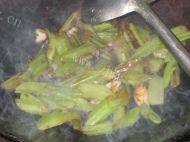芹菜炒香菇做法图解4)