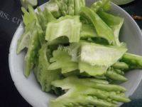 家常菜苦瓜烧肉做法图解1)