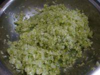 自制猪肉白菜水饺做法图解3)
