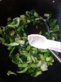 家常菜青菜炒木耳做法图解7)