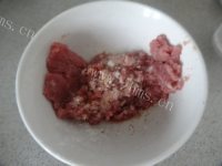 营养丰富的鸡毛菜牛肉粥做法图解5)