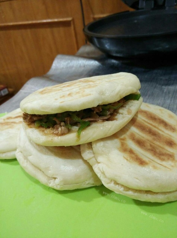 热腾腾的肉夹馍