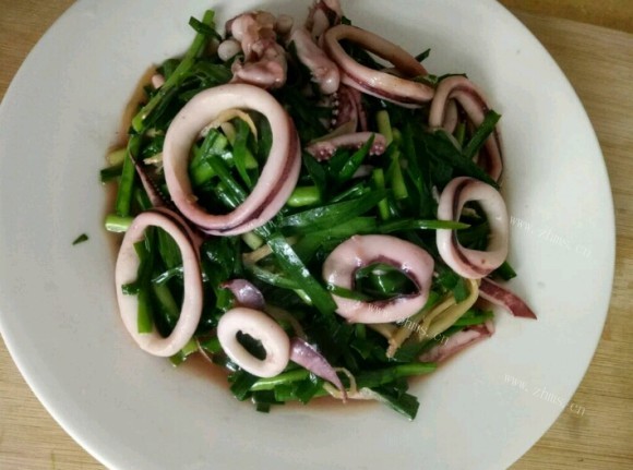 色泽鲜亮的韭菜炒鱿鱼