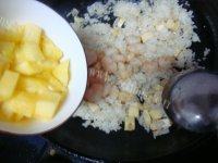 营养丰富的菠萝海鲜饭做法图解14)