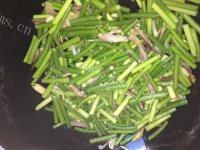 美美厨房之蒜苔炒肉做法图解7)