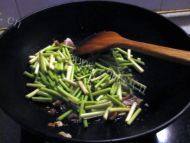 腊肉炒蒜苔做法图解5)