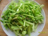 清炒芹菜做法图解2)