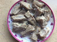 回味无穷的排骨莲藕胡萝卜汤做法图解4)