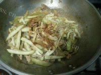家常菜茄子炒肉丝做法图解9)