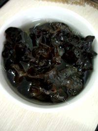 美味的莴笋片炒黑木耳做法图解1)
