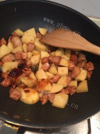 诱人的土豆烧肉做法图解8)