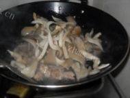 易做的平菇炒肉片做法图解7)