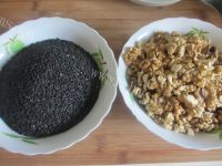 美味的黑芝麻核桃粉做法图解1)