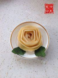 美味自制梨皮玫瑰花做法图解6)