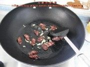 家常菜香肠炒西芹做法图解3)
