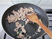 玉米粒炒肉泥做法图解4)
