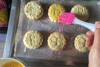 自制广式蛋黄莲蓉月饼做法图解18)