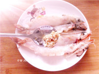 美味的蒜蓉XO酱蒸大虾做法图解8)