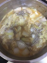 色泽鲜亮的猪肉白菜炖粉条做法图解3)
