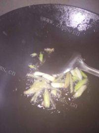 开胃的蒜苔炒肉丝做法图解4)
