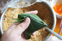 美味的蛋黄鲜肉粽做法图解14)