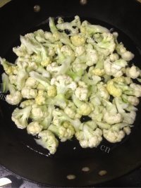 营养丰富的西红柿炒菜花做法图解3)