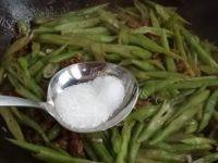 味道不错的肉末炒豆角做法图解6)