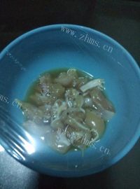 美味黑椒鸡腿蘑菇披萨做法图解2)