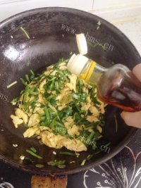热腾腾的韭菜炒鸡蛋做法图解6)