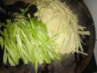 香飘十里的芹菜炒土豆丝做法图解2)