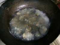 美味营养的皮蛋苋菜汤做法图解7)