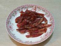 家常菜腊肠炒芹菜做法图解4)