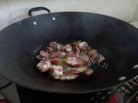 家常菜腊肠炒芹菜做法图解5)