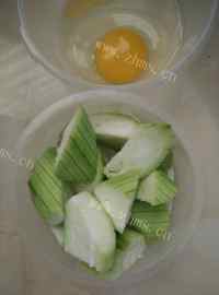 美味的丝瓜蛋花汤做法图解1)