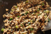 自制香菇肉酱做法图解7)
