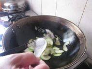 虾皮炒西葫芦做法图解7)
